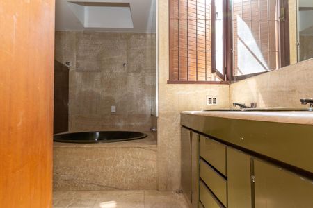 Casa à venda com 412m², 5 quartos e 3 vagasBanheiro 3