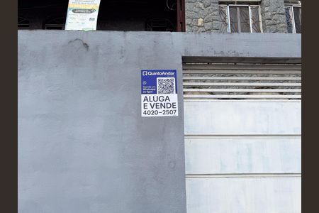 Casa à venda com 360m², 6 quartos e 2 vagas Casa à venda com 360m², 6 quartos e 2 vagasPlaca e Fachada