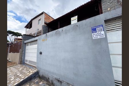 Casa à venda com 360m², 6 quartos e 2 vagas Casa à venda com 360m², 6 quartos e 2 vagasPlaca e Fachada