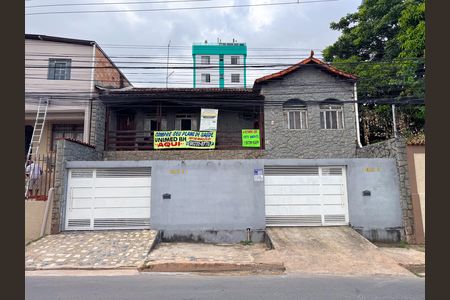 Casa à venda com 360m², 6 quartos e 2 vagas Casa à venda com 360m², 6 quartos e 2 vagasFachada
