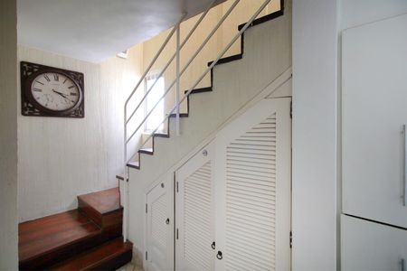 Apartamento à venda com 600m², 5 quartos e 4 vagasEscada de Acesso aos Quartos de Serviço