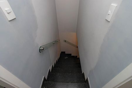 Casa de condomínio à venda com 120m², 3 quartos e 2 vagasEscada