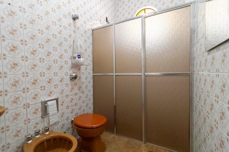 Casa à venda com 586m², 3 quartos e 6 vagas Casa à venda com 586m², 3 quartos e 6 vagasBanheiro da suíte