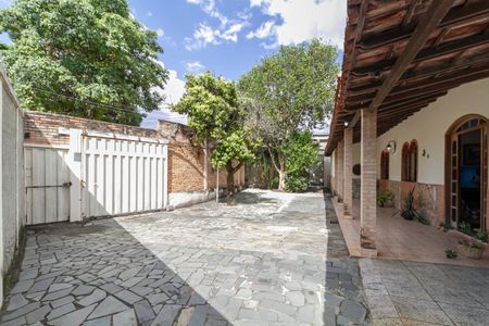 Casa à venda com 586m², 3 quartos e 6 vagas Casa à venda com 586m², 3 quartos e 6 vagasEntrada