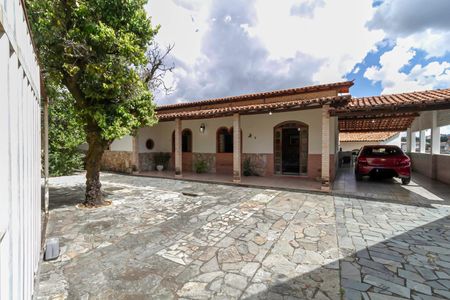 Casa à venda com 586m², 3 quartos e 6 vagas Casa à venda com 586m², 3 quartos e 6 vagasFachada