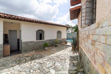 Casa à venda com 586m², 3 quartos e 6 vagas Casa à venda com 586m², 3 quartos e 6 vagasQuintal