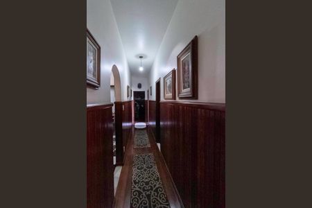 Casa à venda com 586m², 3 quartos e 6 vagas Casa à venda com 586m², 3 quartos e 6 vagasCorredor