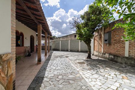 Casa à venda com 586m², 3 quartos e 6 vagas Casa à venda com 586m², 3 quartos e 6 vagasEntrada