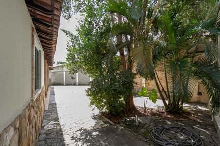 Casa à venda com 586m², 3 quartos e 6 vagas Casa à venda com 586m², 3 quartos e 6 vagasEntrada