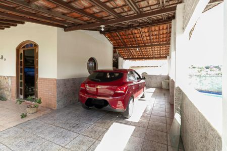 Casa à venda com 586m², 3 quartos e 6 vagas Casa à venda com 586m², 3 quartos e 6 vagasGaragem