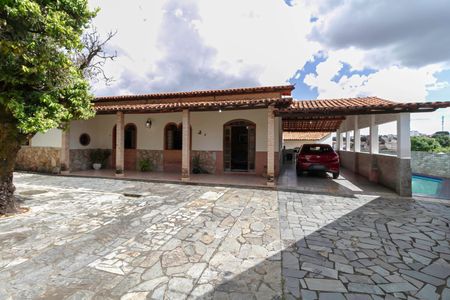 Casa à venda com 586m², 3 quartos e 6 vagas Casa à venda com 586m², 3 quartos e 6 vagasFachada