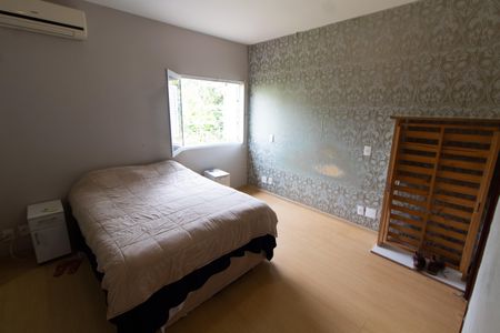 Casa de condomínio à venda com 230m², 3 quartos e 4 vagasSuíte