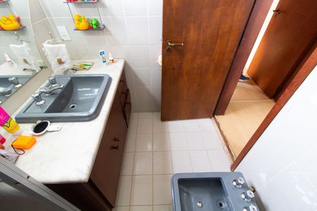 Casa de condomínio à venda com 230m², 3 quartos e 4 vagasBanheiro