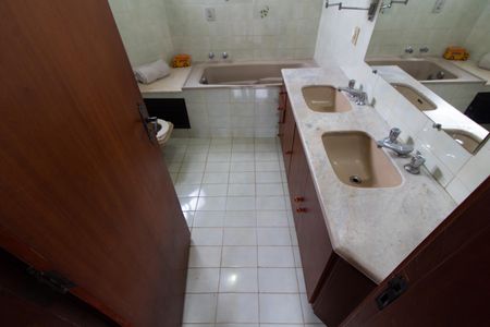 Casa de condomínio à venda com 230m², 3 quartos e 4 vagasBanheiro da Suíte