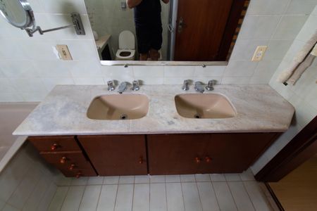 Casa de condomínio à venda com 230m², 3 quartos e 4 vagasBanheiro da Suíte