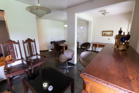 Casa de condomínio à venda com 230m², 3 quartos e 4 vagasSala