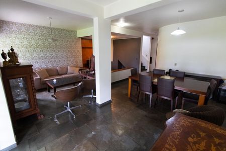 Casa de condomínio à venda com 230m², 3 quartos e 4 vagasSala