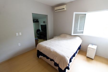 Casa de condomínio à venda com 230m², 3 quartos e 4 vagasSuíte