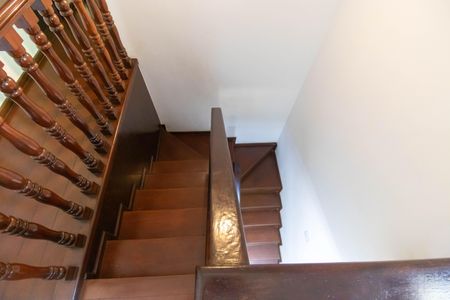 Casa para alugar com 500m², 5 quartos e 2 vagasEscada