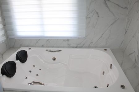 Casa de condomínio para alugar com 1000m², 4 quartos e 6 vagasBanheiro da Suíte 2