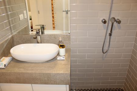 Casa de condomínio para alugar com 1000m², 4 quartos e 6 vagasBanheiro da Suíte 1