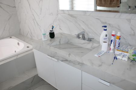 Casa de condomínio para alugar com 1000m², 4 quartos e 6 vagasBanheiro da Suíte 2