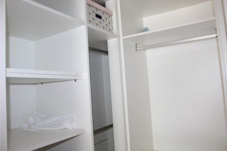 Casa de condomínio para alugar com 1000m², 4 quartos e 6 vagasCloset