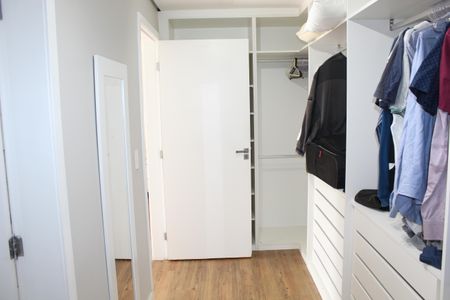 Casa de condomínio para alugar com 1000m², 4 quartos e 6 vagasCloset
