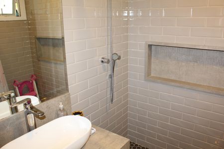 Casa de condomínio para alugar com 1000m², 4 quartos e 6 vagasBanheiro da Suíte 1