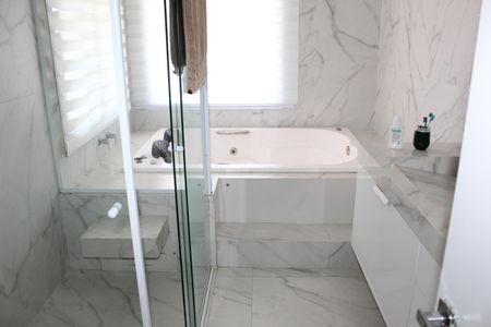 Casa de condomínio para alugar com 1000m², 4 quartos e 6 vagasBanheiro da Suíte 2