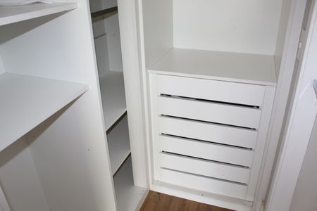 Casa de condomínio para alugar com 1000m², 4 quartos e 6 vagasCloset