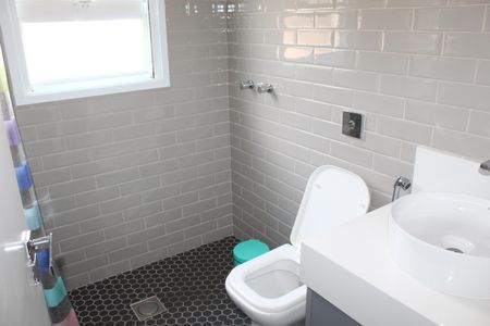 Casa de condomínio para alugar com 1000m², 4 quartos e 6 vagasBanheiro da Suíte 3