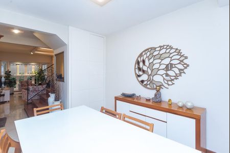 Casa à venda com 214m², 5 quartos e 4 vagas Casa à venda com 214m², 5 quartos e 4 vagasSala de Jantar