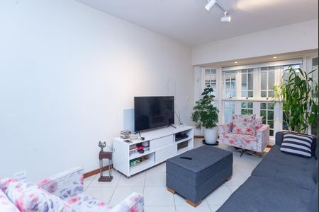 Casa à venda com 214m², 5 quartos e 4 vagas Casa à venda com 214m², 5 quartos e 4 vagasSala de Estar