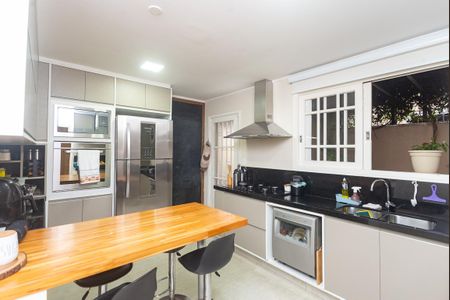 Casa à venda com 214m², 5 quartos e 4 vagas Casa à venda com 214m², 5 quartos e 4 vagasCozinha