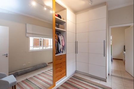 Casa à venda com 214m², 5 quartos e 4 vagas Casa à venda com 214m², 5 quartos e 4 vagasCloset Quarto 1 Suíte