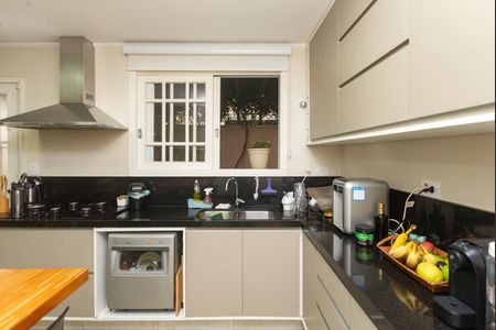 Casa à venda com 214m², 5 quartos e 4 vagas Casa à venda com 214m², 5 quartos e 4 vagasCozinha