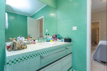 Casa à venda com 214m², 5 quartos e 4 vagas Casa à venda com 214m², 5 quartos e 4 vagasBanheiro do quarto 1 Suíte