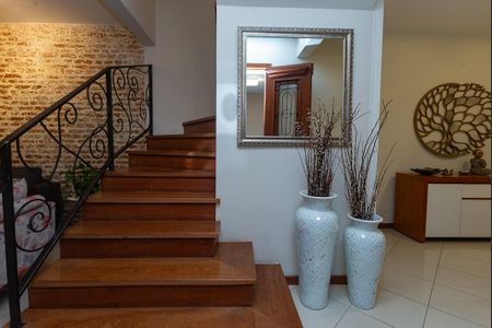 Casa à venda com 214m², 5 quartos e 4 vagas Casa à venda com 214m², 5 quartos e 4 vagasCirculação