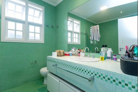 Casa à venda com 214m², 5 quartos e 4 vagas Casa à venda com 214m², 5 quartos e 4 vagasBanheiro do quarto 1 Suíte