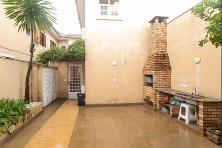 Casa à venda com 214m², 5 quartos e 4 vagas Casa à venda com 214m², 5 quartos e 4 vagasQuintal