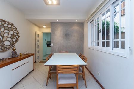 Casa à venda com 214m², 5 quartos e 4 vagas Casa à venda com 214m², 5 quartos e 4 vagasSala de Jantar