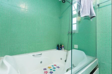 Casa à venda com 214m², 5 quartos e 4 vagas Casa à venda com 214m², 5 quartos e 4 vagasBanheiro do quarto 1 Suíte