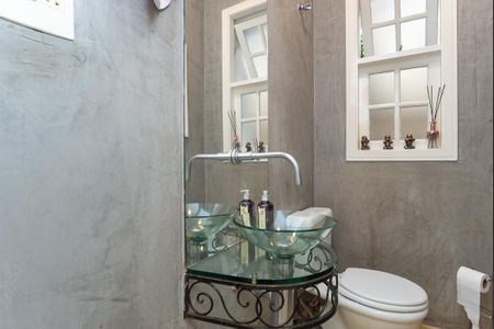 Casa à venda com 214m², 5 quartos e 4 vagas Casa à venda com 214m², 5 quartos e 4 vagasLavabo