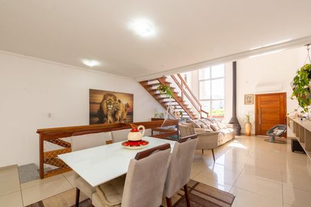 Casa para alugar com 249m², 3 quartos e 2 vagas Casa para alugar com 249m², 3 quartos e 2 vagasSala de Jantar
