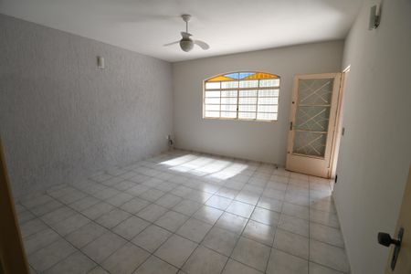 Casa à venda com 253m², 3 quartos e 3 vagasSala