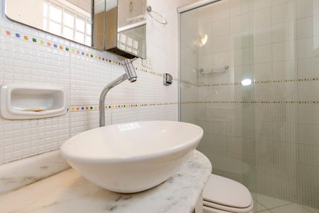 Casa à venda com 170m², 5 quartos e 4 vagas Casa à venda com 170m², 5 quartos e 4 vagasEdícula - Banheiro