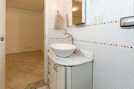 Casa à venda com 170m², 5 quartos e 4 vagas Casa à venda com 170m², 5 quartos e 4 vagasEdícula - Banheiro