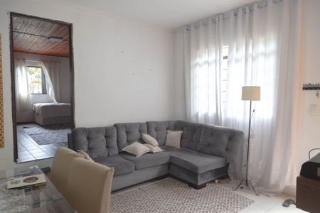 Casa à venda com 310m², 4 quartos e 4 vagas Casa à venda com 310m², 4 quartos e 4 vagasSala(Casa 3)