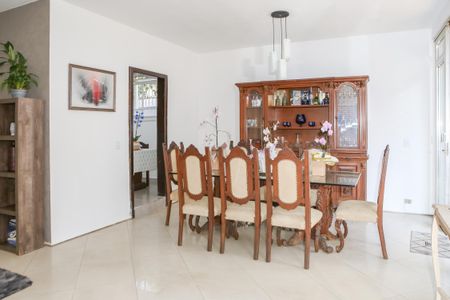 Casa à venda com 342m², 4 quartos e 8 vagas Casa à venda com 342m², 4 quartos e 8 vagasSala